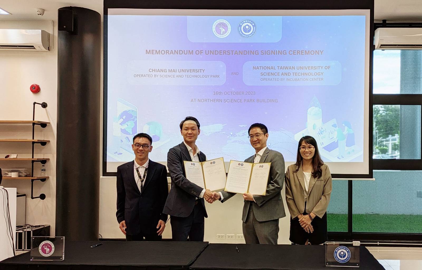 Director An-Rui Li (2nd from the right) of the Business Incubation Center at Taiwan Tech and Director Dr. Pitiwat Wattanachai (2nd from the left) of the Science and Technology Park, Chiang Mai University signed a memorandum of understanding (MOU).