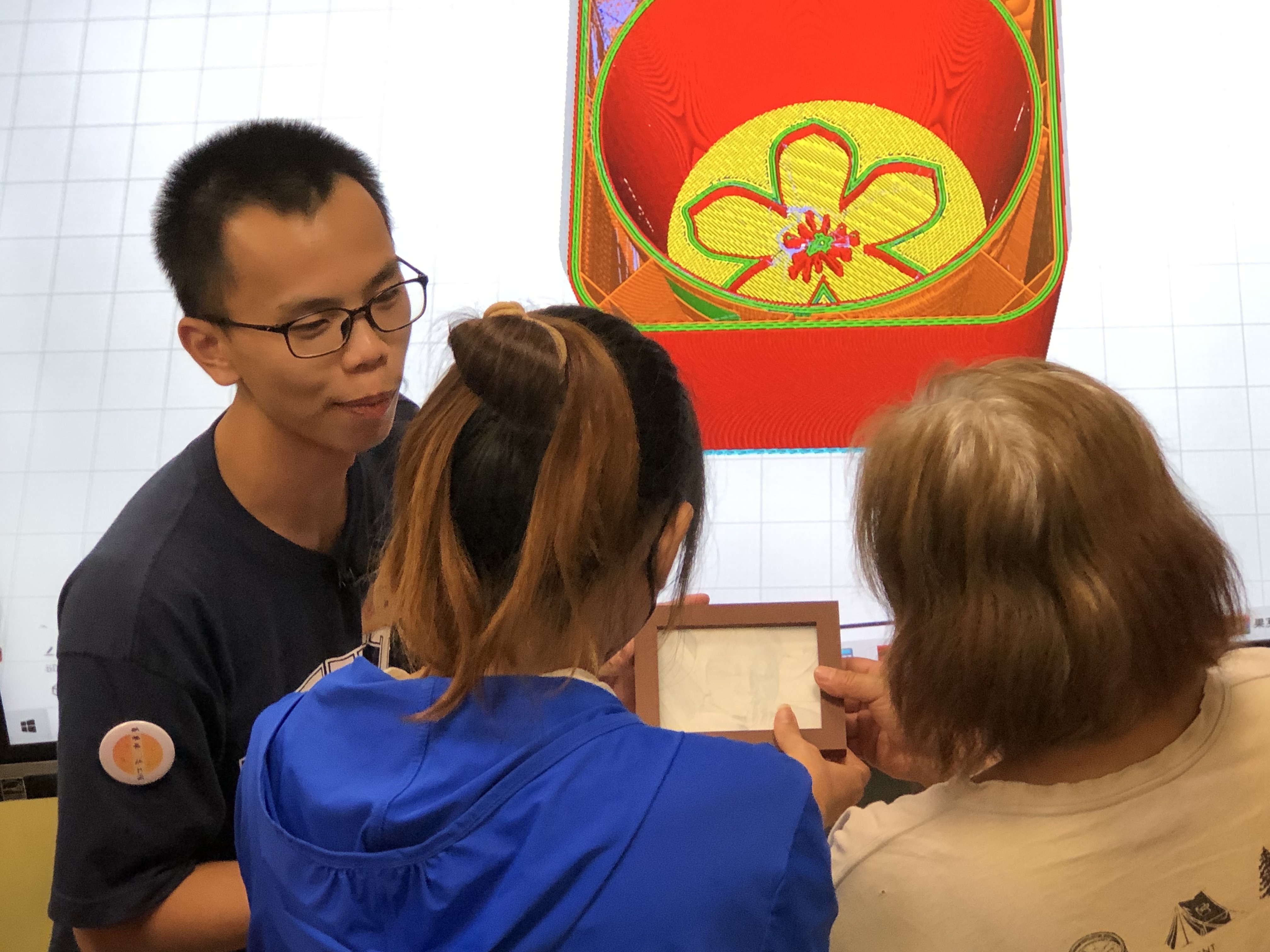 Student lecturer Li-Qi Zhang (first from left) assists participants with 3D modeling.