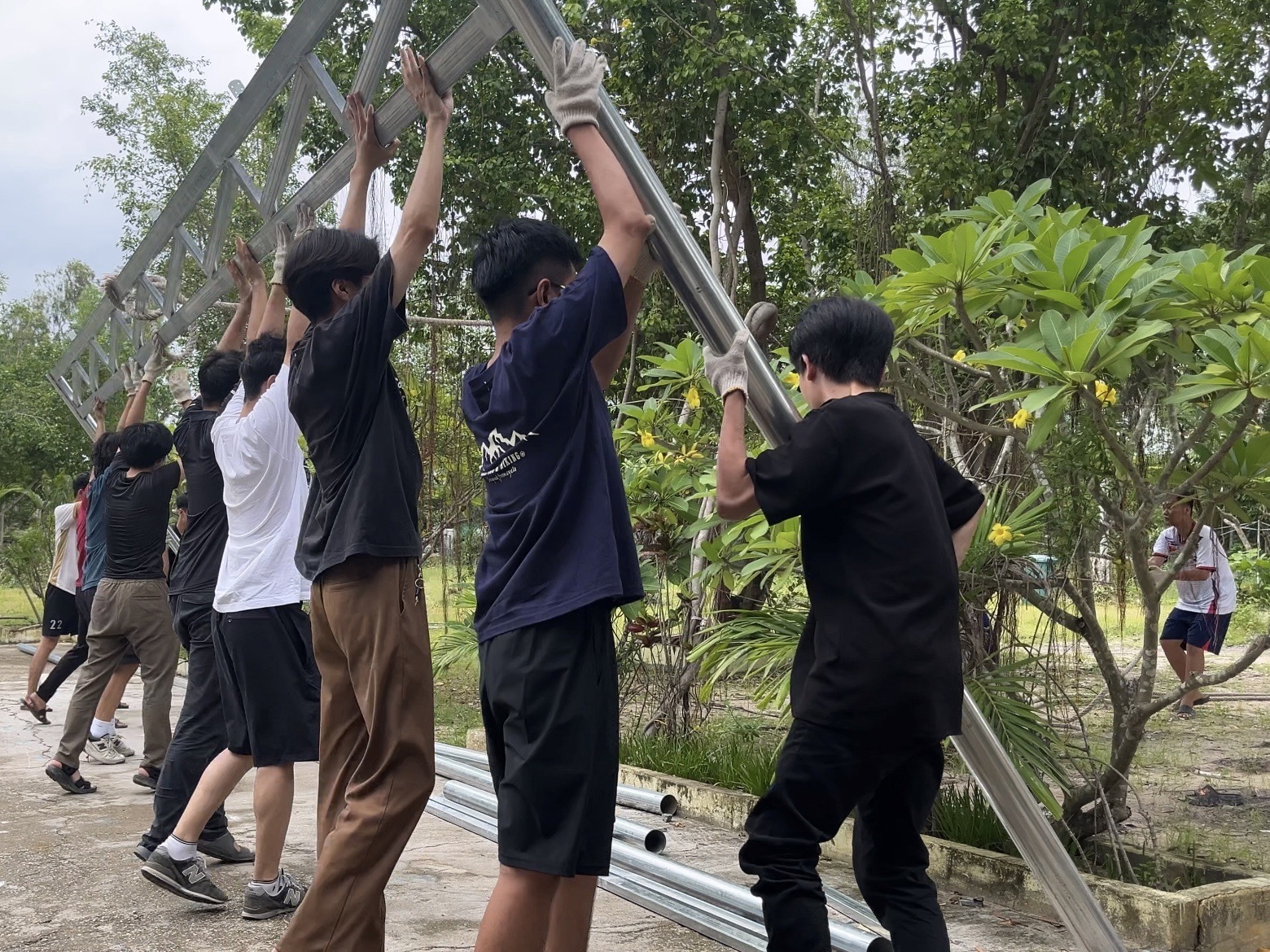 The EIA team collaborated with students from Vietnam and Japan to construct greenhouses and sunshade roofs at a primary school near the Vietnam border using lightweight steel materials.