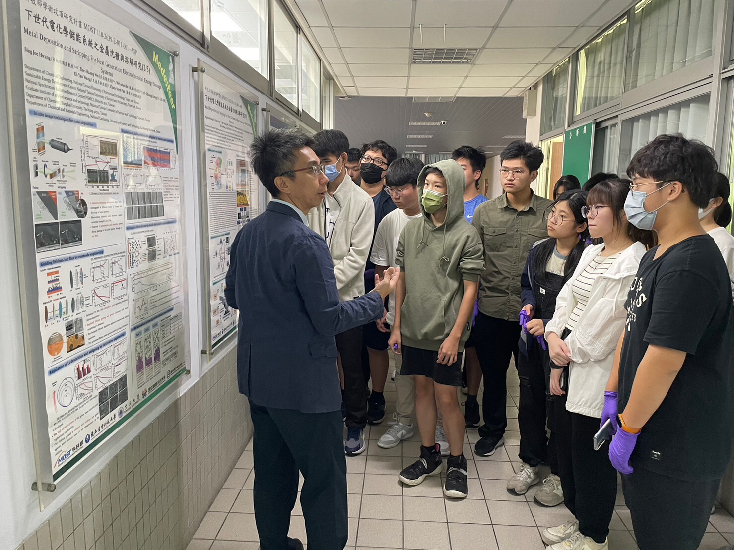 Professor Wei-Nian Su (on the left) provided a detailed introduction to the research achievements in electrochemical energy storage systems to the students.