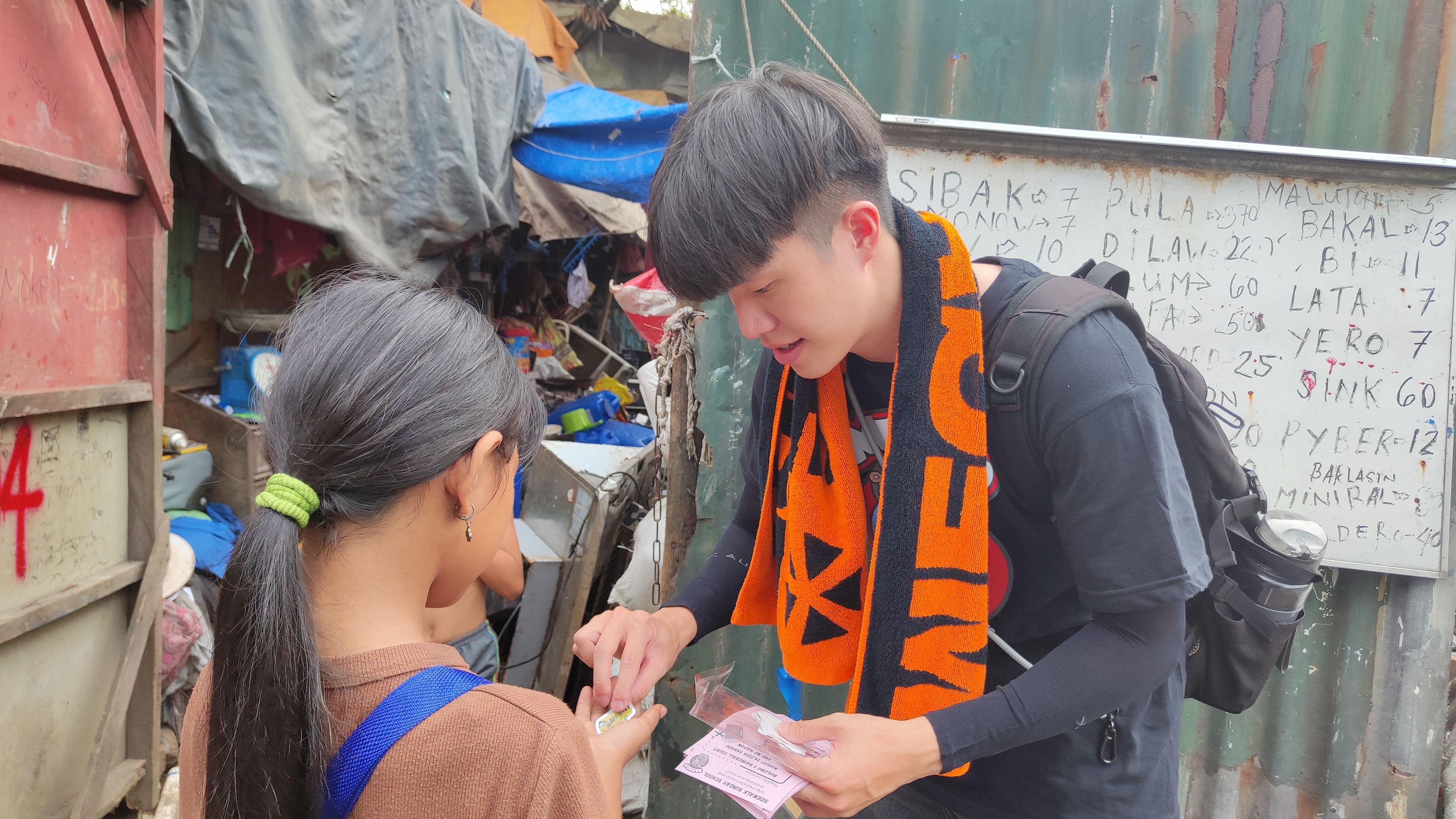 The Taiwan Tech USR program team distributed flyers and stickers in the slums to promote the Metropolitan International Children's Ministry Sunday School activities to attract children to participate.